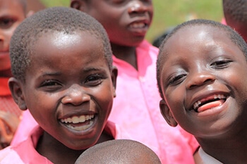 売上の一部を世界の社会貢献活動に寄付しています。