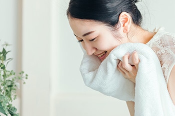 ダメージ過多な夏の肌に やさしい洗顔のすすめ